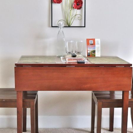 Pleasanton Courtyard Bed And Breakfast ฟาแย็ตต์วิลล์ ภายนอก รูปภาพ