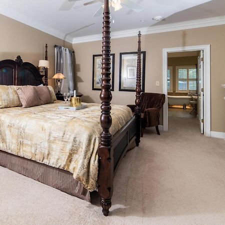 Pleasanton Courtyard Bed And Breakfast ฟาแย็ตต์วิลล์ ภายนอก รูปภาพ