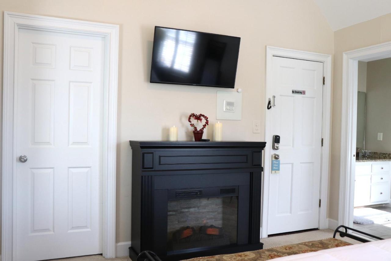 Pleasanton Courtyard Bed And Breakfast ฟาแย็ตต์วิลล์ ภายนอก รูปภาพ