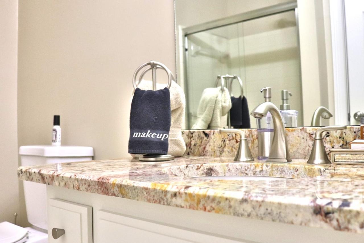 Pleasanton Courtyard Bed And Breakfast ฟาแย็ตต์วิลล์ ภายนอก รูปภาพ