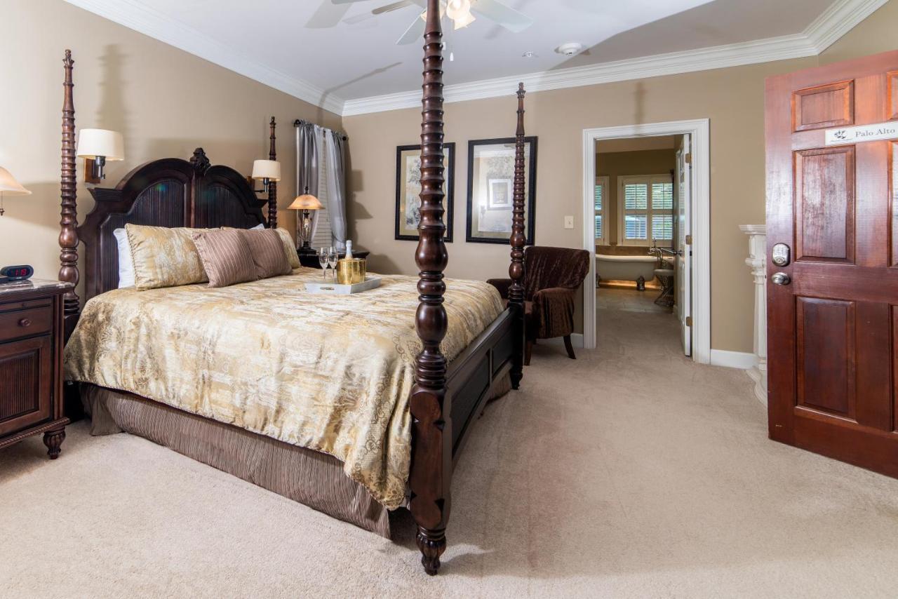 Pleasanton Courtyard Bed And Breakfast ฟาแย็ตต์วิลล์ ภายนอก รูปภาพ