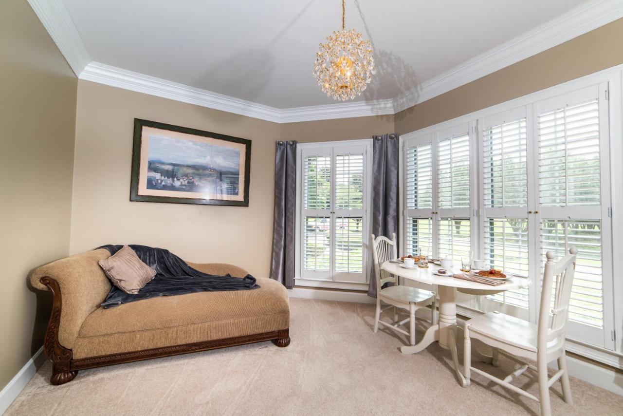 Pleasanton Courtyard Bed And Breakfast ฟาแย็ตต์วิลล์ ภายนอก รูปภาพ